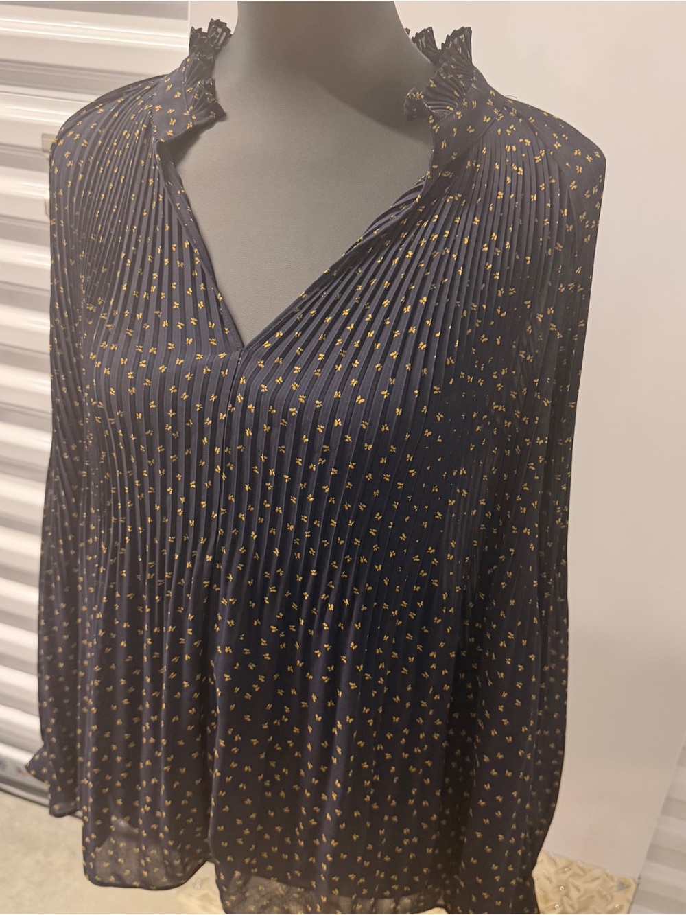 Ann Taylor Navy Gold Pleated Floral Blouse Medium Long Sleeve V Neck